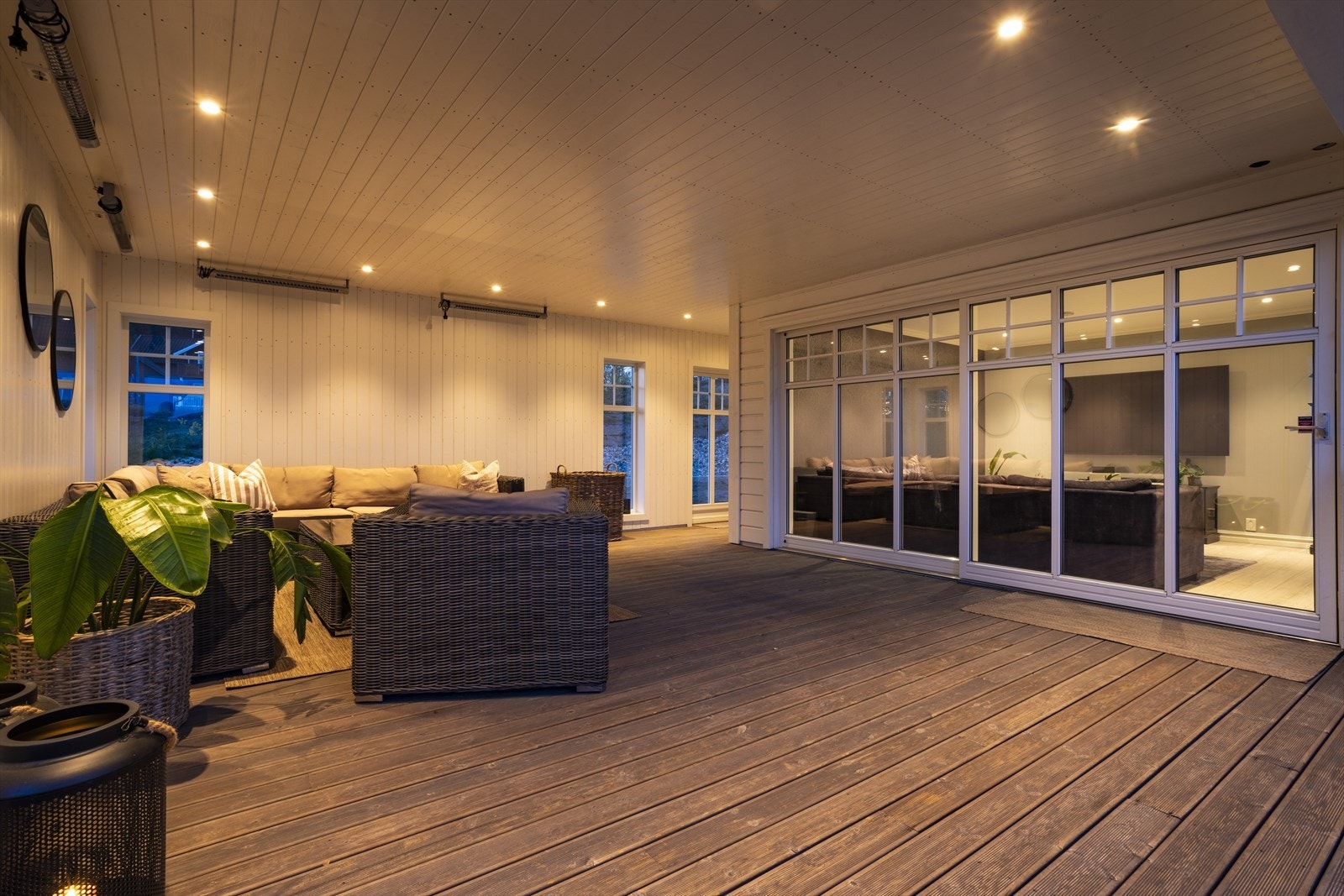 Fra stuen er det utgang til denne flotte uteplassen Galleribilde