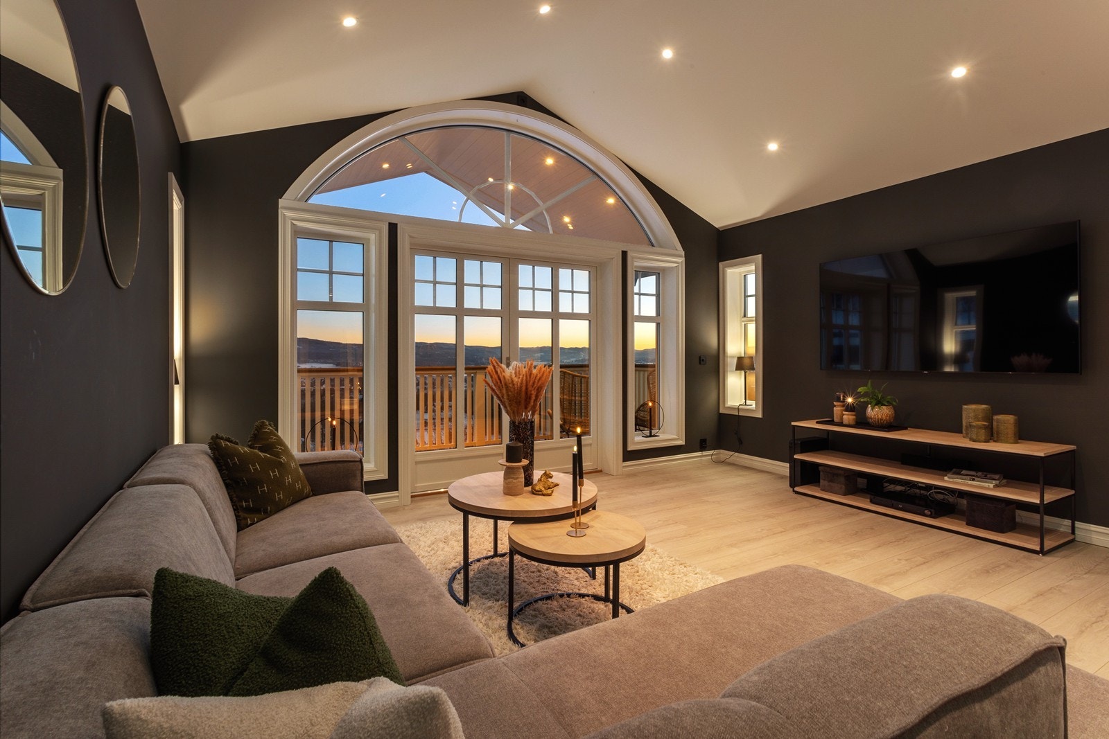 Rommet er malt i mørke fargetoner, som sammen med fin belysning skaper en herlig stemning på kveldstid. Galleribilde