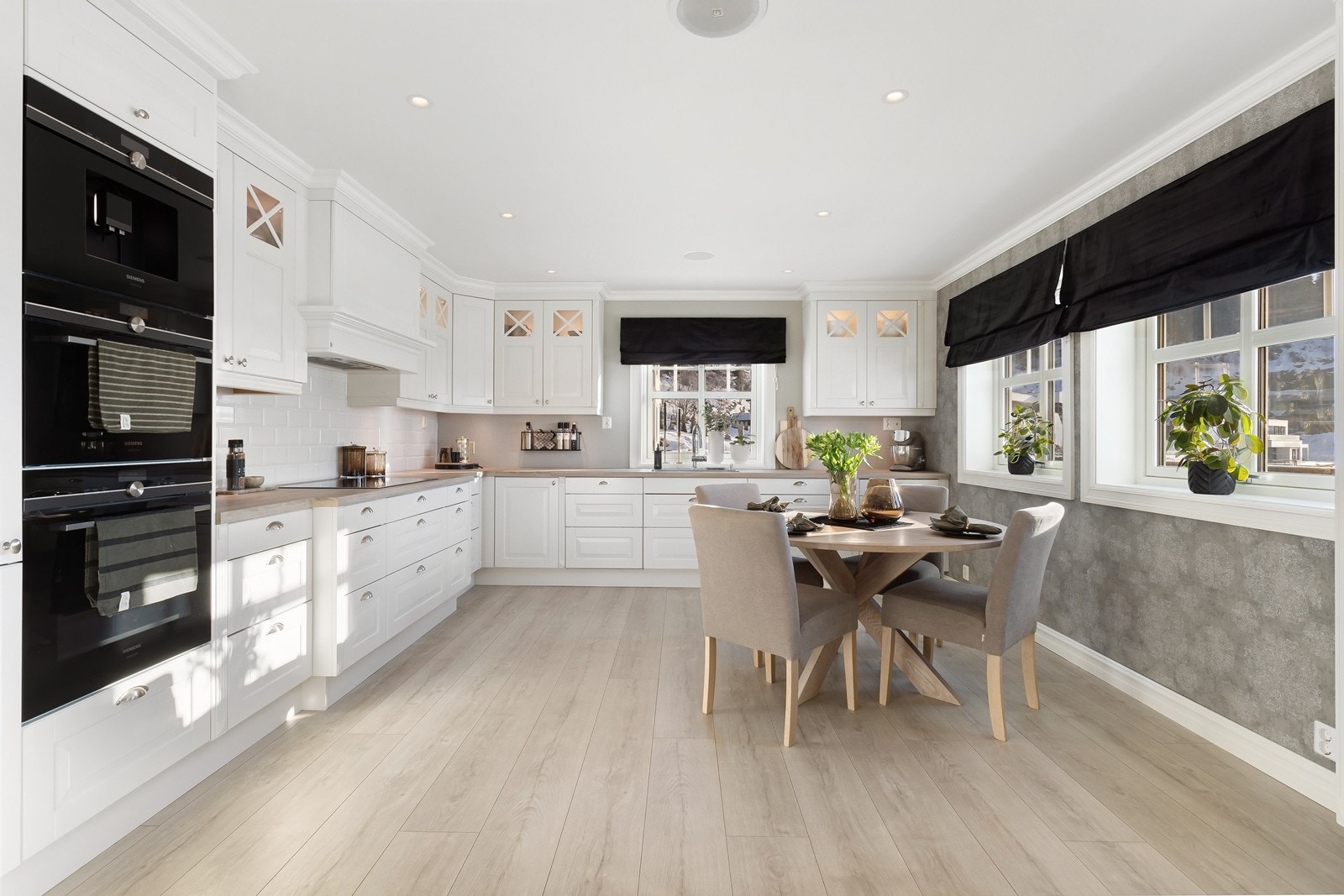 Kjøkkenet har en innredning fra kvalitetsleverandøren Sigdal, og er av typen Herregård. Galleribilde