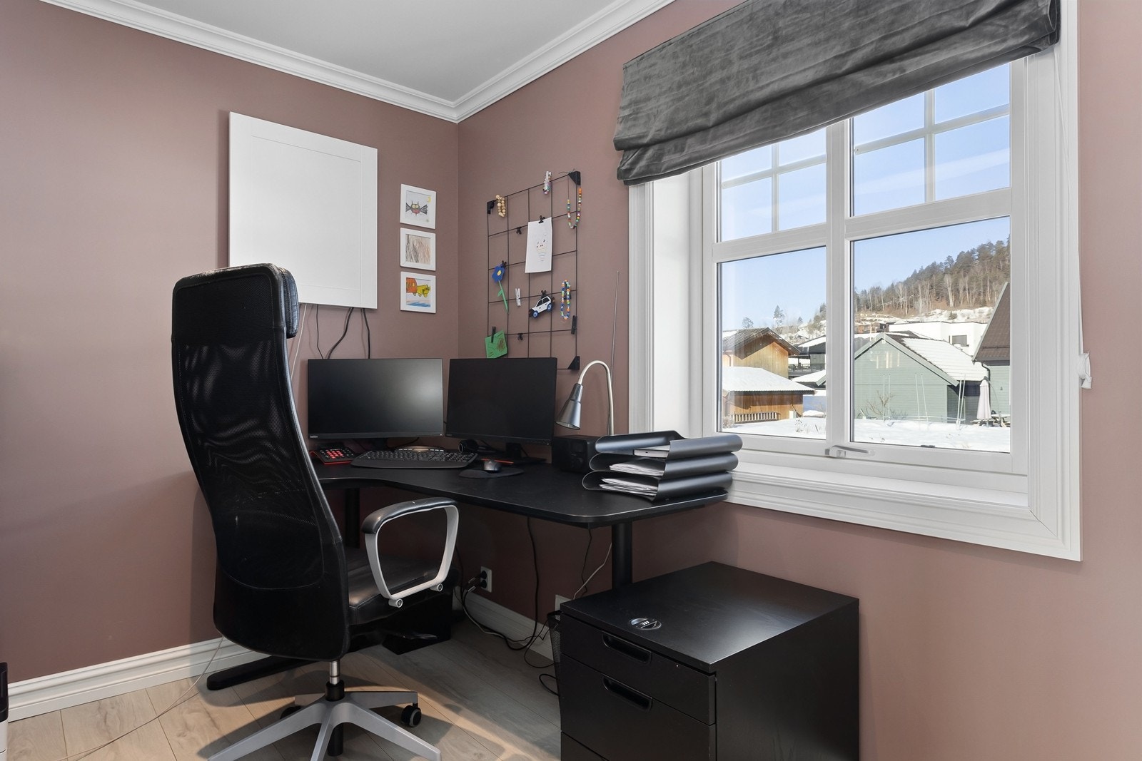 I tillegg er det også et kontor i denne etasjen, som også kan benyttes som soverom om ønskelig. Galleribilde