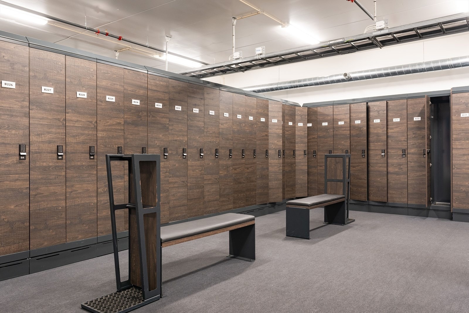 I tillegg har seksjonen eksklusiv bruksrett til en parkeringsplass med elbil-lader i felles garasjeanlegg, en sportsbod og et skiskap. Galleribilde