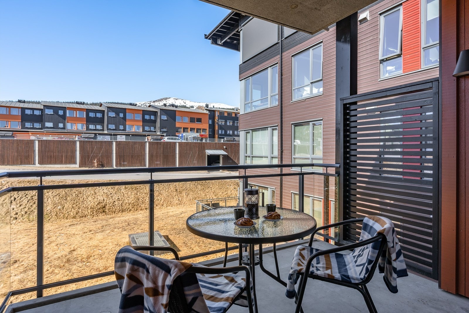 Fra stuen har du utgang til en flott balkong på ca. 7m². God plass til sittegruppe etter eget ønske og behov. Galleribilde