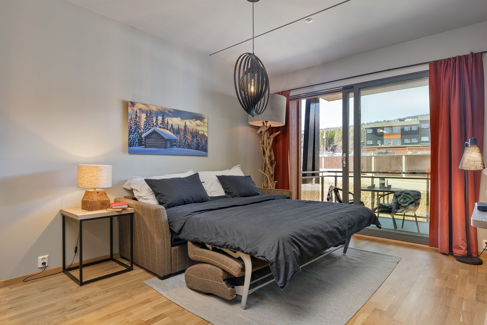 Stuen er i dag innredet med en praktisk sovesofa som gir 2 ekstra sengeplasser ved behov. Galleribilde