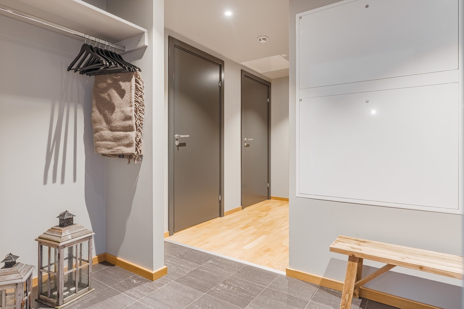 I entréen er det plass til sko og oppheng av yttertøy i praktisk nisje. Galleribilde