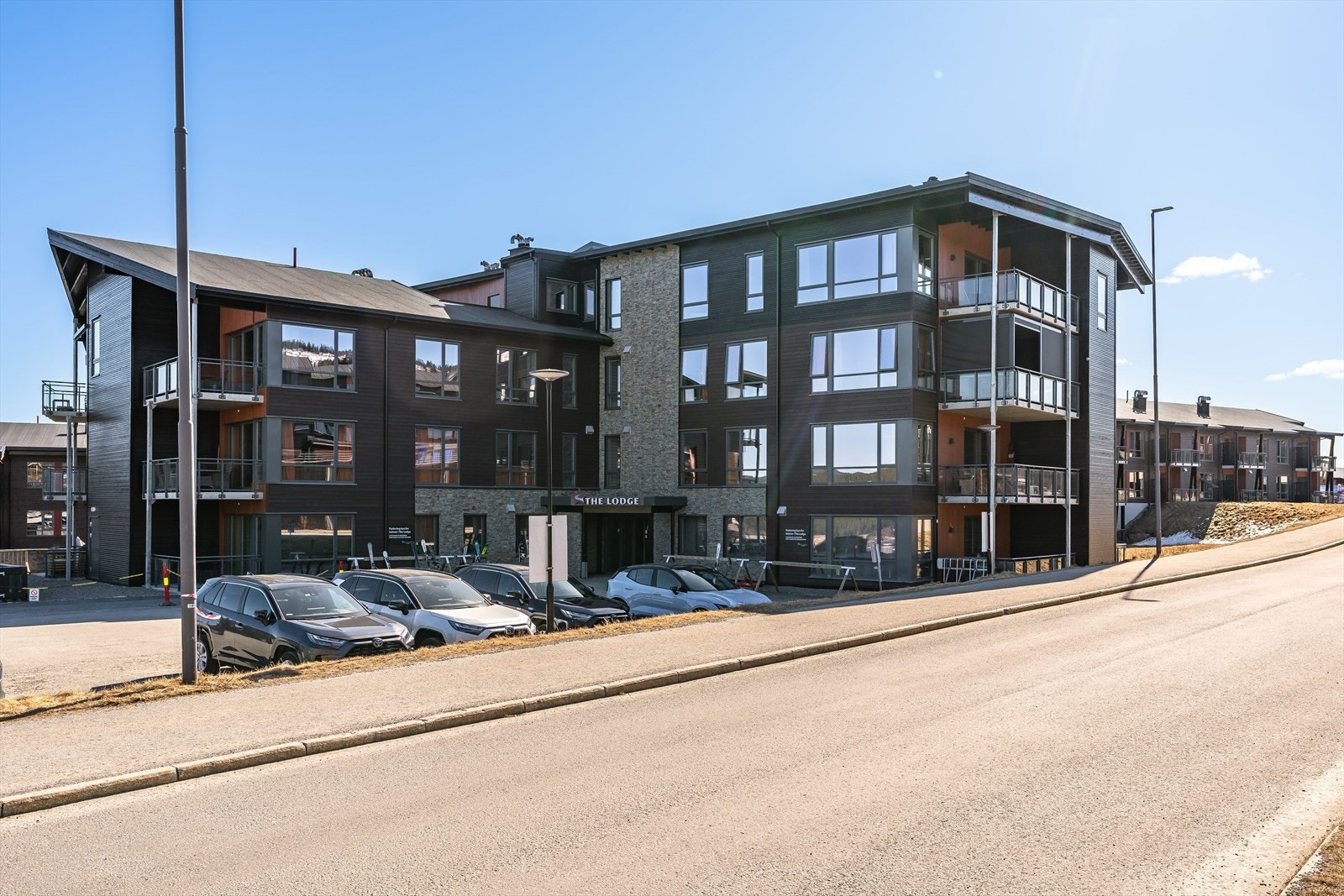 Her befinner du deg i umiddelbar nærhet til Radisson Blu Hotel med basseng, spa og restauranter. Kort vei til velkomstsenteret, matbutikk og Peppes Pizza. Galleribilde