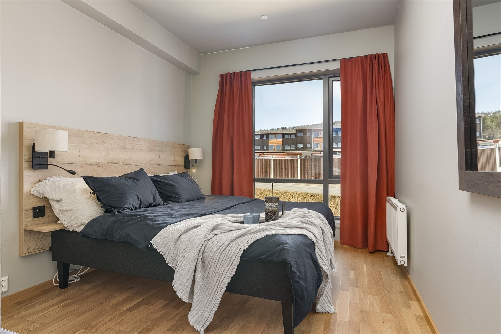 Soverom 1 er et lyst og fint rom av god størrelse. På soverommet er den en flott sengegavl med hyller, stikkontakt og lamper på hver side. Galleribilde