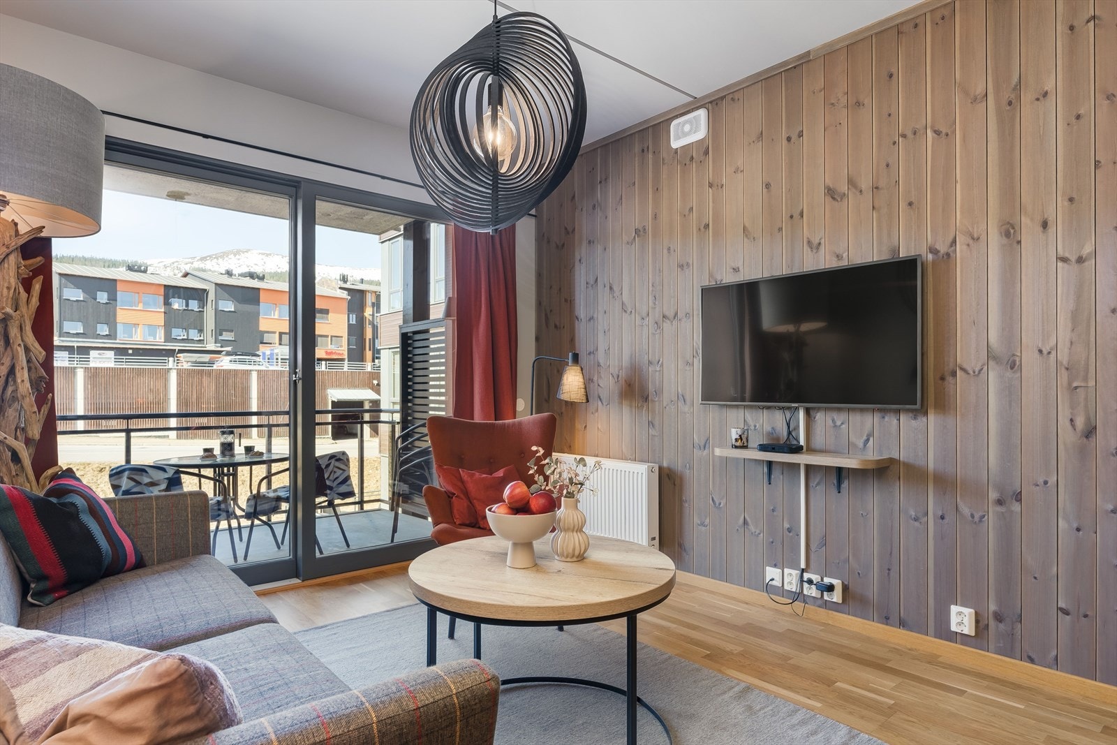 God standard fra 2019 med parkett på gulv, skjult elektrisk anlegg og glatte malte overflater kombinert med lun panel. Galleribilde