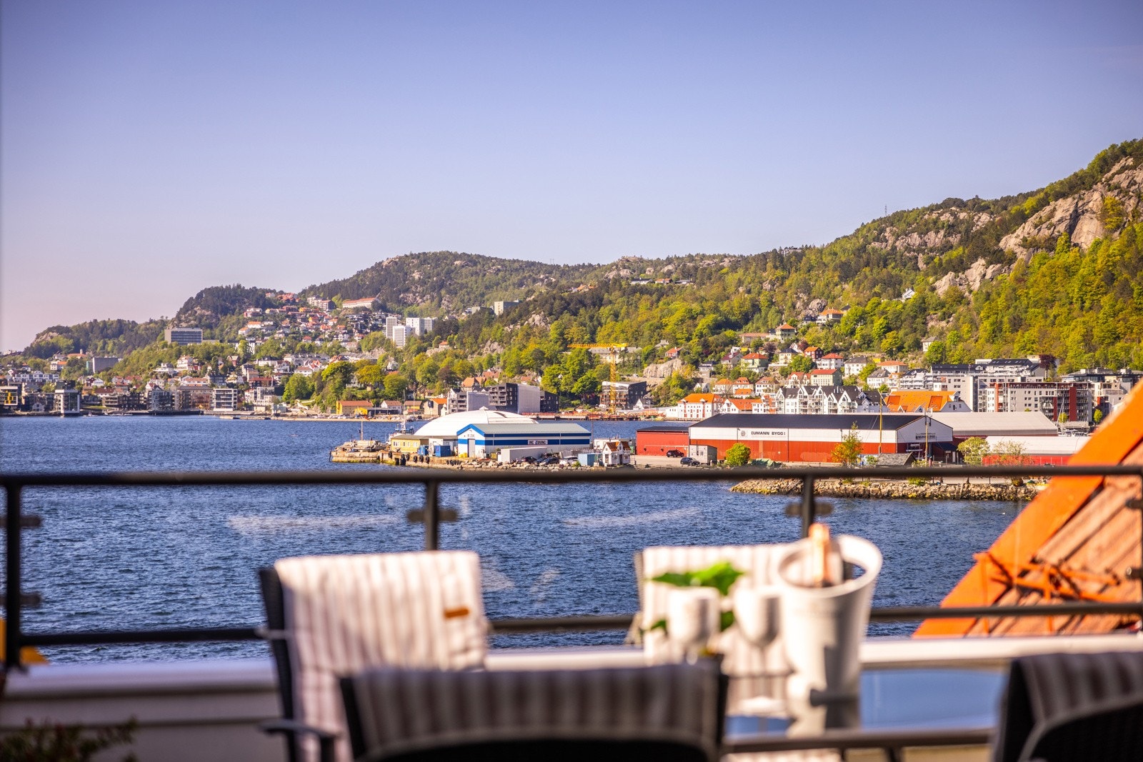 - På terrassen nytes solen helt til den går ned over Askøy midtsommer -