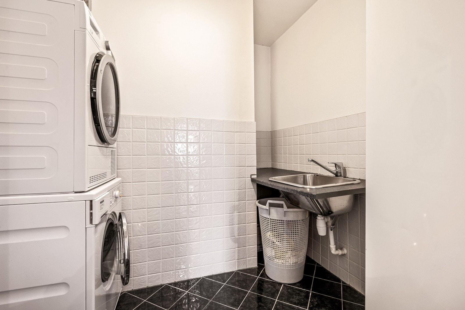 - Fra entreen har man tilgang til et praktisk vaskerom -