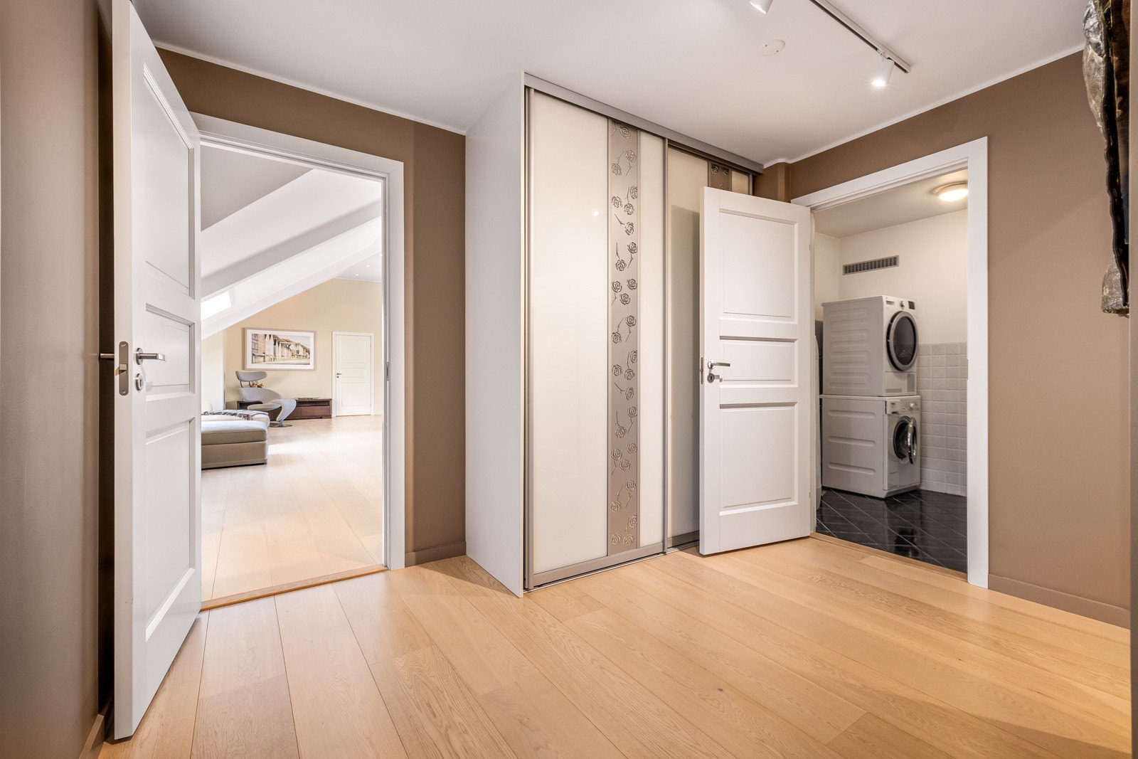 - I tillegg til hoveddel inneholder boligen en separat utleiedel med egen inngang -