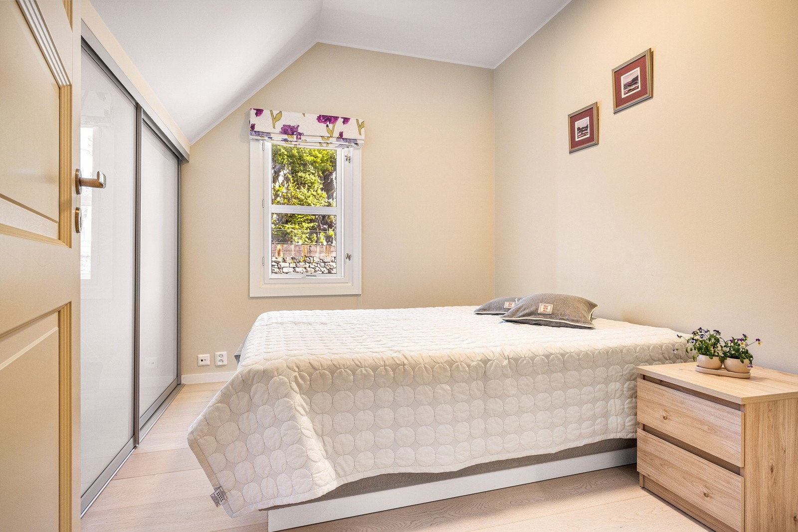 - Dette rommet er idag innredet som soverom, men er på tegninger angitt som kontor -