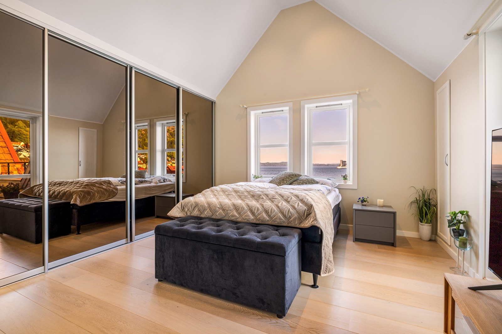 - Hovedsoverommet er på 18 kvm og har både stor skyvedørsgarderobe og integrert skap -