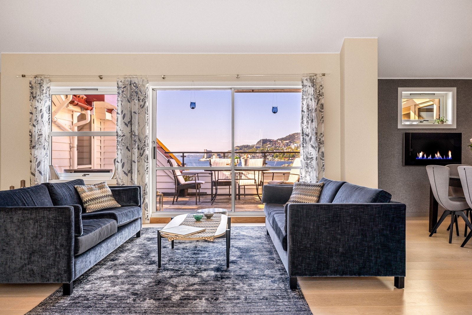 - Fra stue, hovedsoverom og kjøkken er det utgang til en usjenert terrasse som vender mot fjorden -