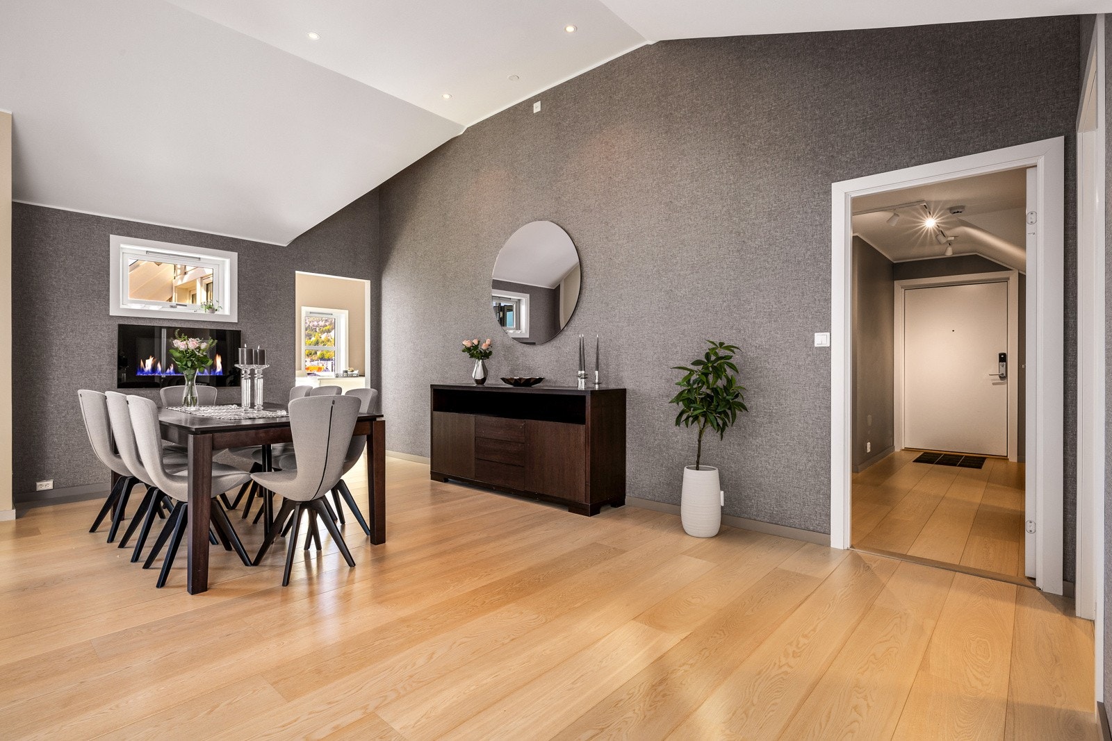 - Spisestueen får sin natrulige plassering like ved kjøkkenet -