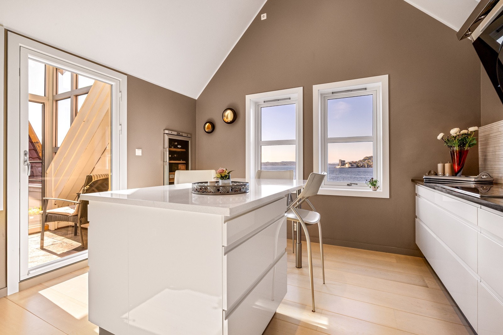 - Kjøkkenøyen gir god arbeidsplas og en smart  barløsning -