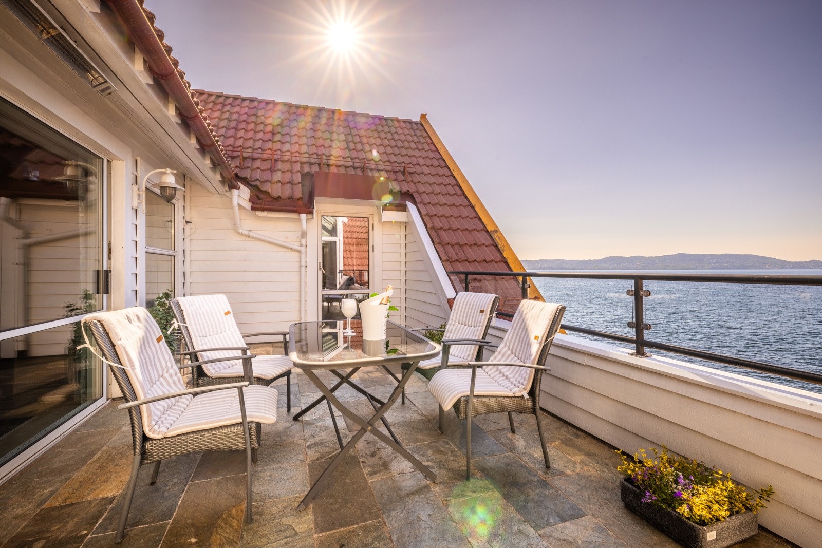 - Den er godt skjermet for vind, noe som gjør den anvendelig både tidlig vår og på sen høst -