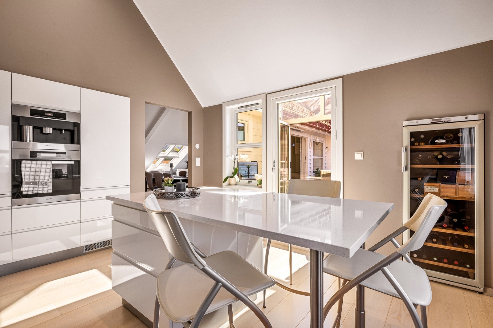 - Det er også spotlights i og praktisk utgang direkte til terrasse -