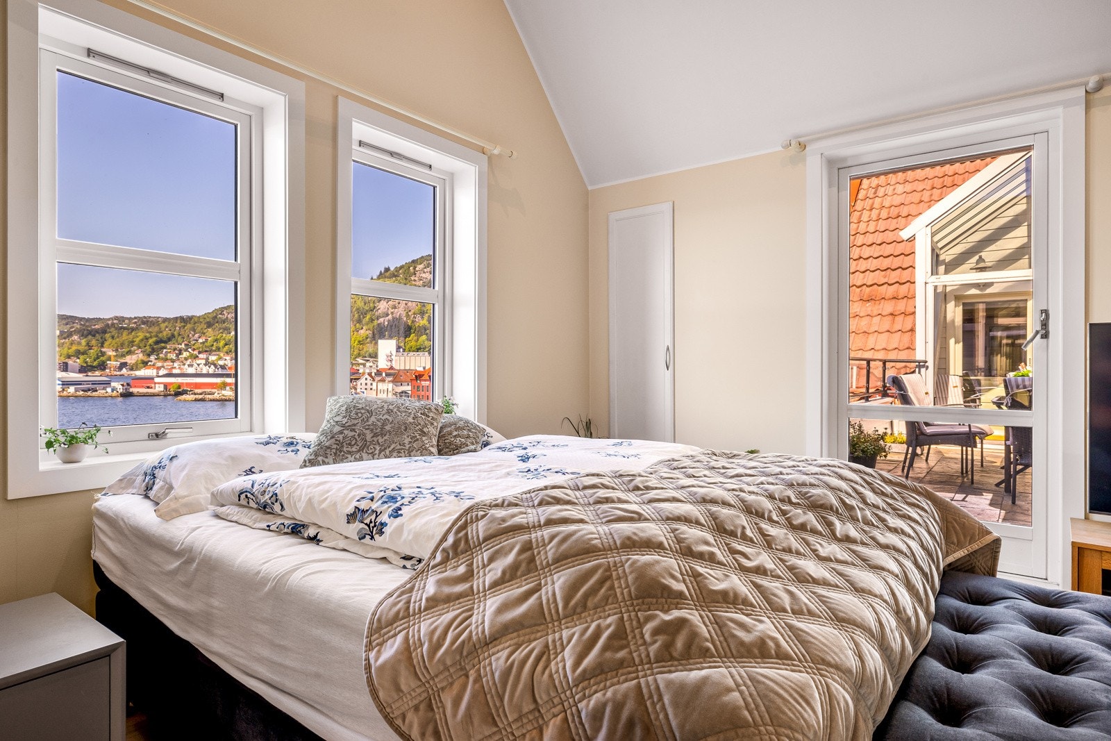 - Hovedsoverom har tilhørende bad og direkte utgang til terrasse-