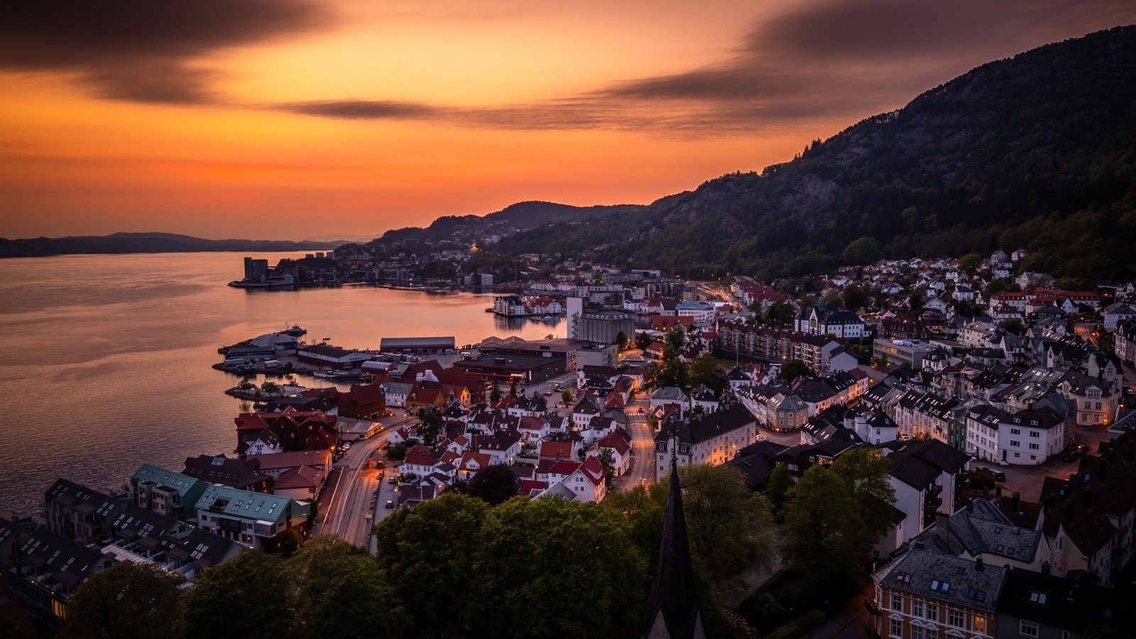 - Skuteviken og Sandviken er kjent for å være et av Bergens mest attraktive boligområder. I tillegg til byen er veien også kort til turer i fjellet -