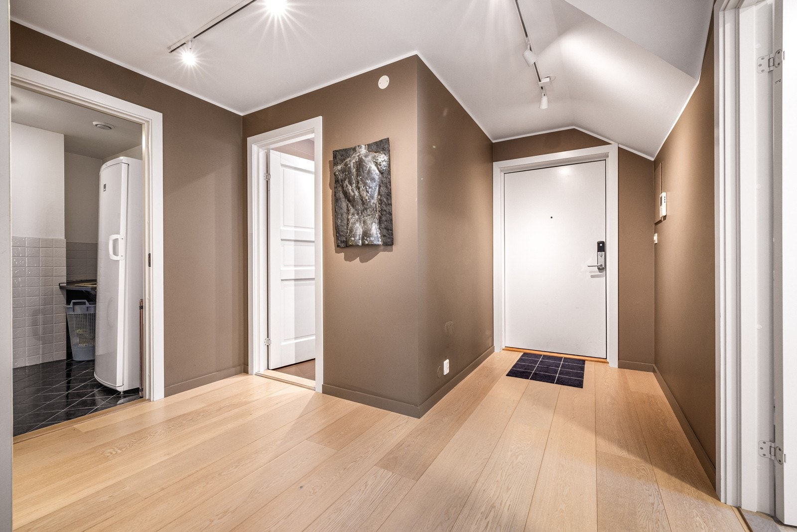 - Leiligheten har en romslig entré med god plass til oppbevaringsløsninger -