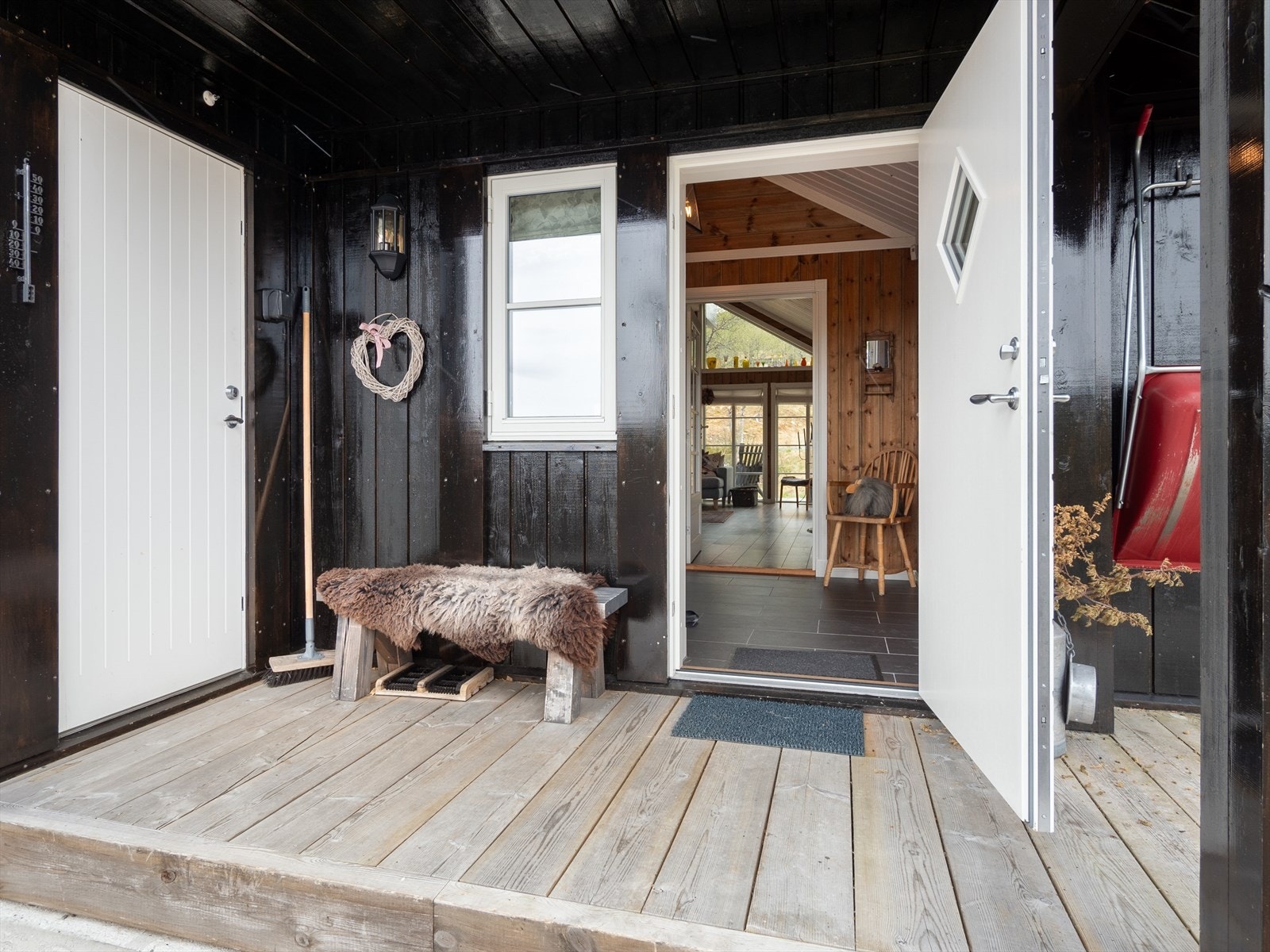 Velkommen inn! Flott velkomst med overbygd inngangsparti og tilknytning til praktisk utvendig bod på ca. 4 kvm. Galleribilde