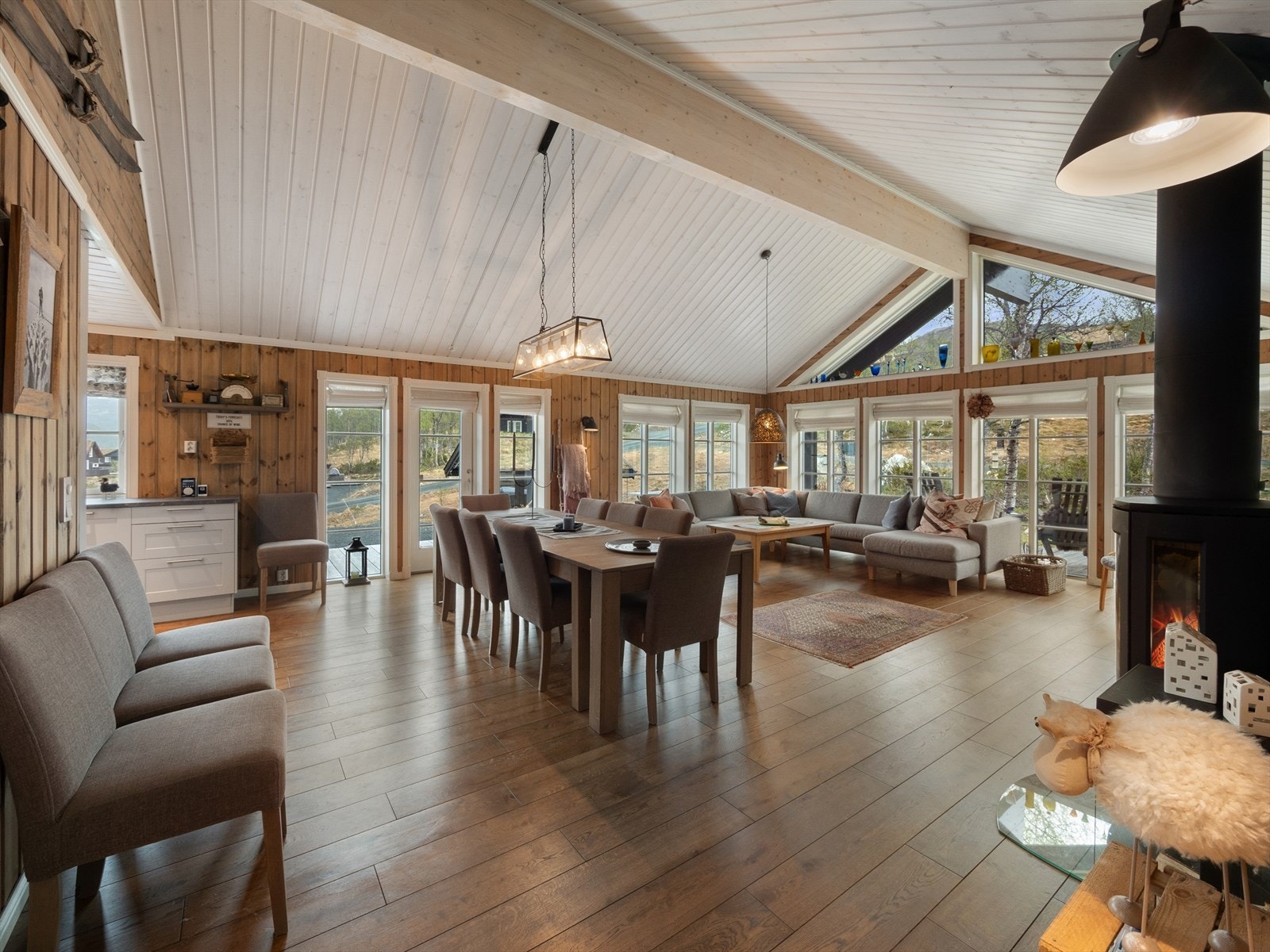 Flott vedovn i stuen som gir god og lun varme på kjølige dager. Galleribilde