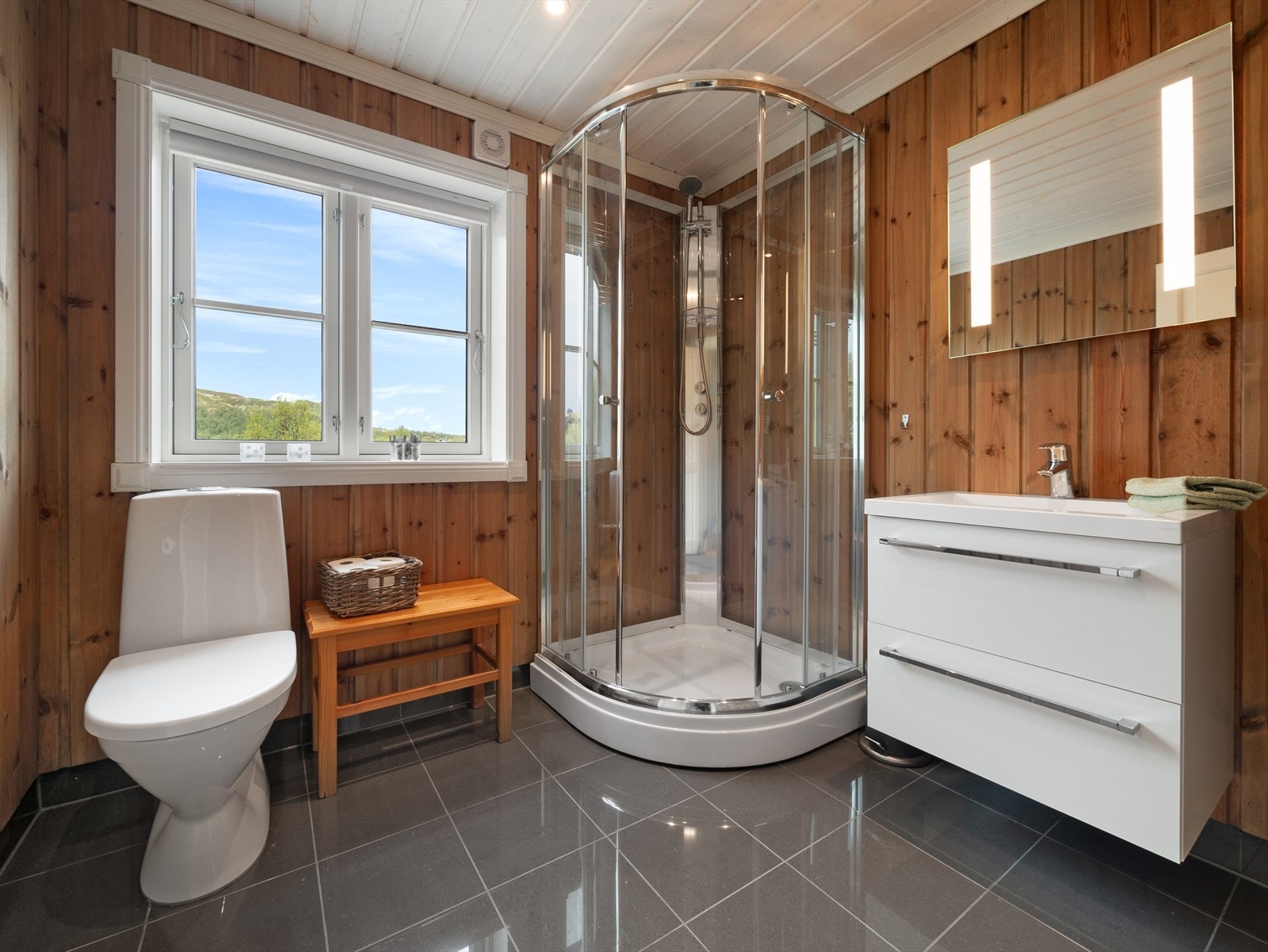 Bad II er også innbydende og praktisk, med dusjkabinett og moderne standard. Et flott bad som gir både komfort og funksjonalitet for hele familien eller gjester. Galleribilde