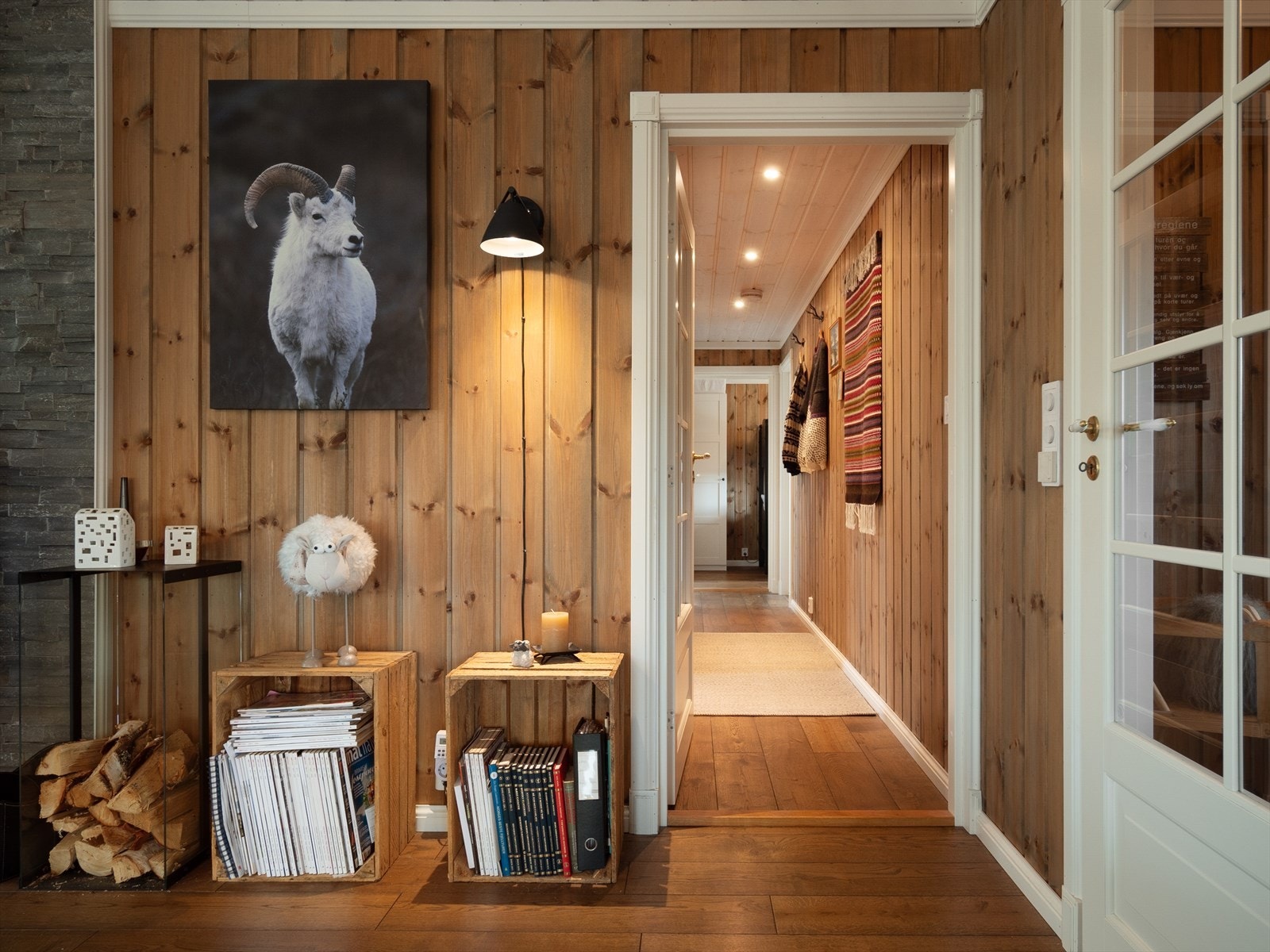 Hytta er oppført med gjennomgående kvalitetsmaterialer - trepanel på vegger og tak, samt parkett på gulv, som gir en varm og helhetlig atmosfære. Galleribilde