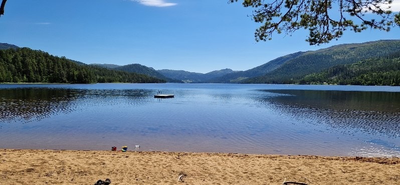 ristende fjellbad
Ønsker du et deilig bad i fjellvann, finnes det flere flotte badeplasser i området. Her kan du nyte frisk fjelluft og krystallklart vann - perfekt for en sommerdag i naturen. (Privat foto) Galleribilde