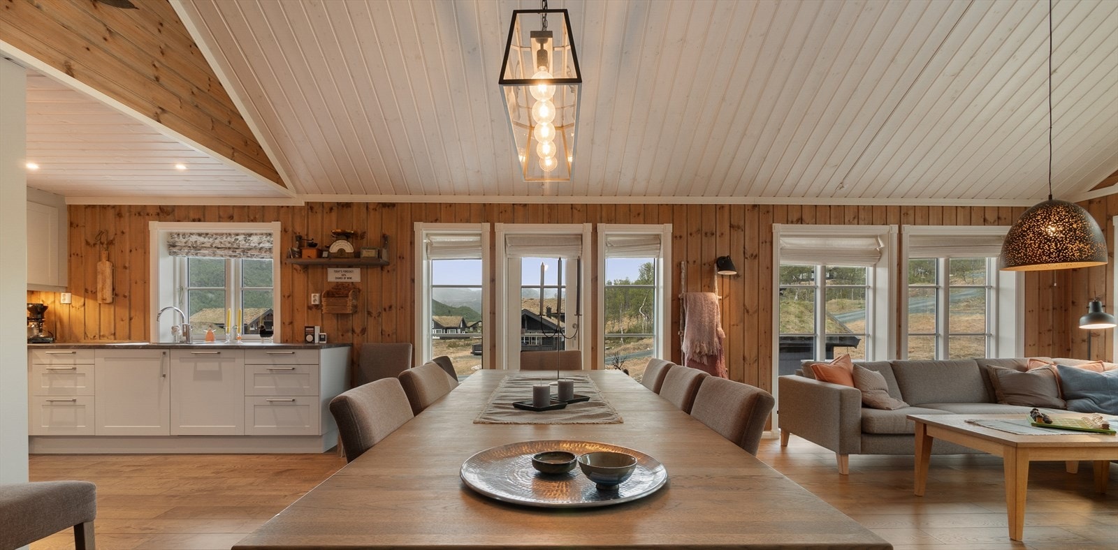 Med vinduer i flere himmelretninger får hytta et herlig og naturlig lysinnslipp. Den vender ut mot friområde og sørger for minimal innsyn, slik at du kan nyte både lys og privatliv. Galleribilde