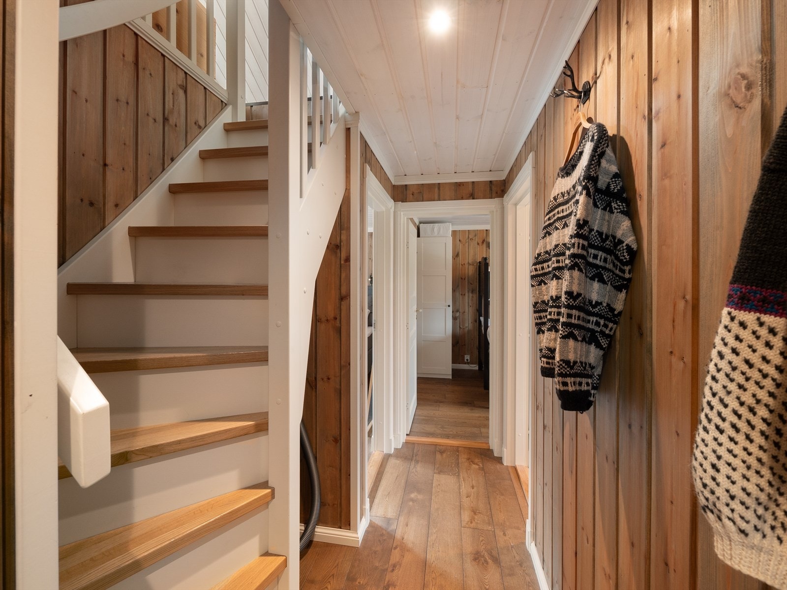 Soneinndelingen er en gjennomtenkt løsning som gjør at du kan tusle opp om morgenen og nyte kaffekoppen i ro og mak, uten å forstyrre resten av hytta. Galleribilde