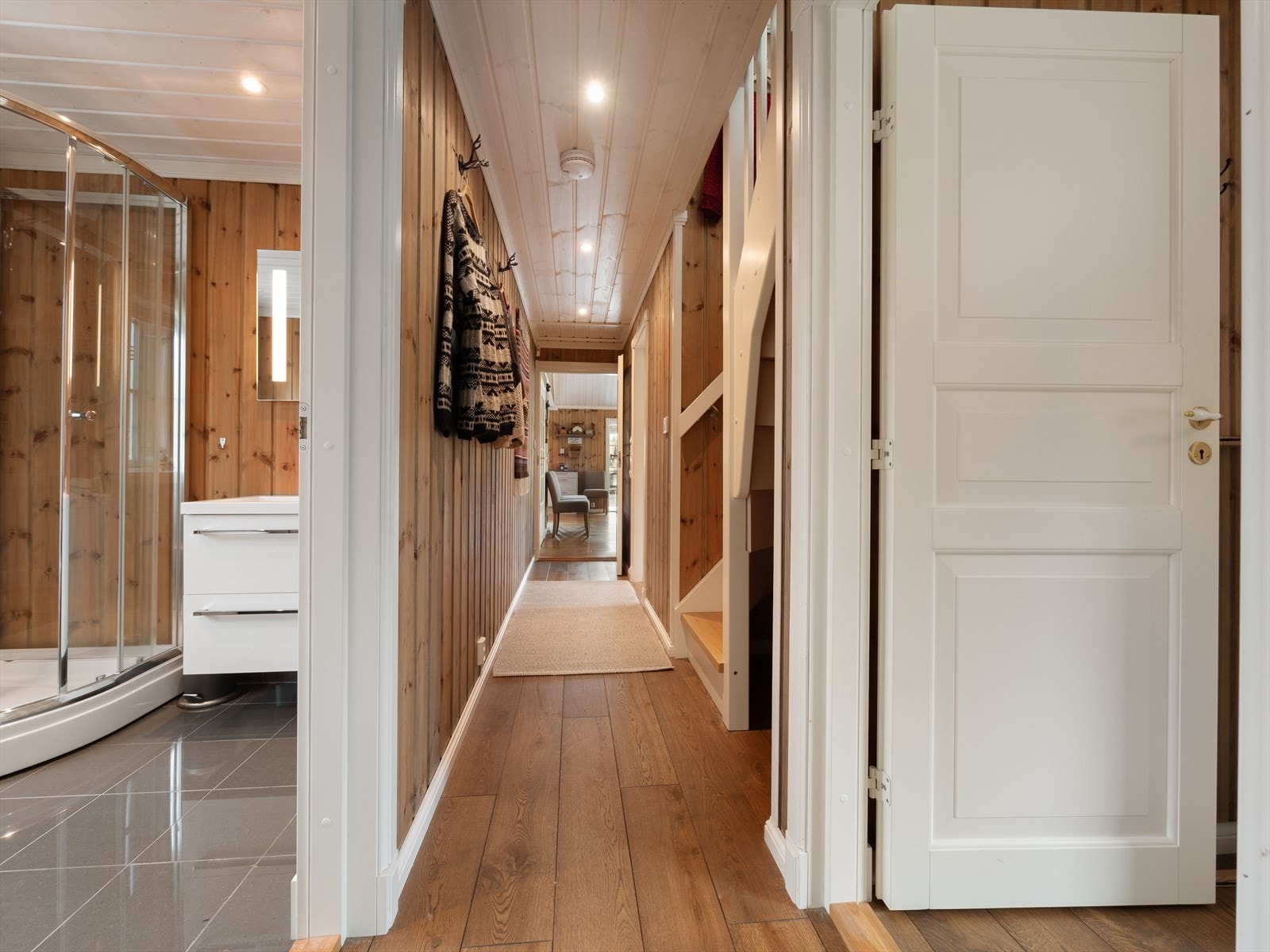 Hytta er delt inn i praktiske soner med kjøkken, stue, soverom, bad og trapp som går opp til andre etasje. Fra soveromssonen i første etasje kommer du opp til en koselig lafstue og to ekstra soverom i loftsetasjen. Galleribilde