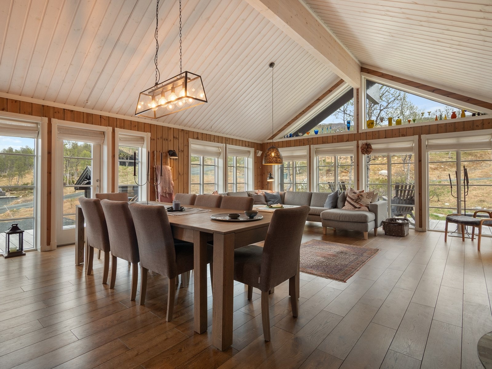 Møbleringsvennlig stue med god plass til både hyttas gjester og familie, perfekt for sosiale sammenkomster og avslapning. Galleribilde