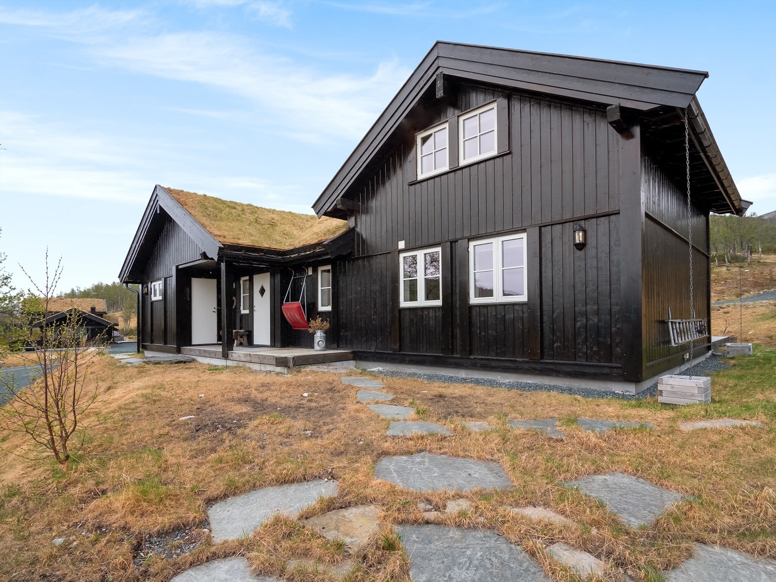 Det er lagt mye tid og omtanke i å få eiendommen pent opparbeidet. Her kan du virkelig glede deg over å eie et sted hvor alt er ryddig og velstelt. Galleribilde