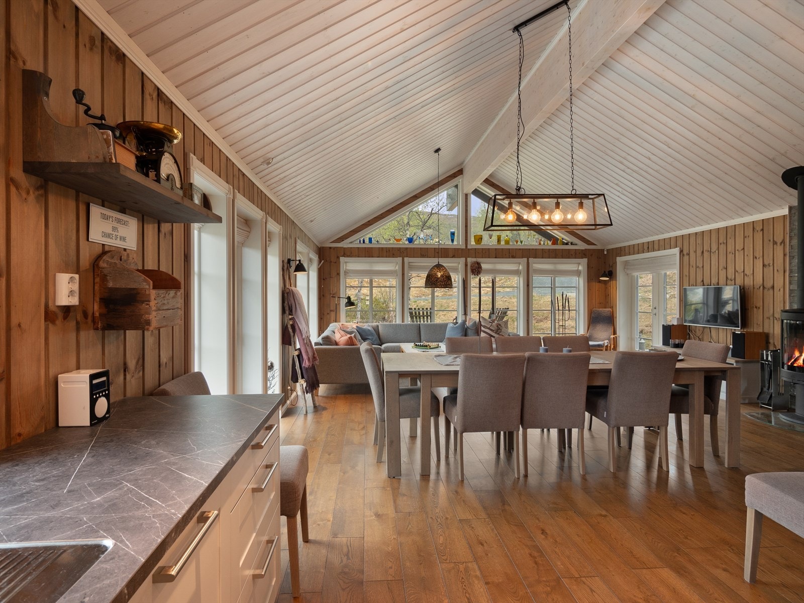 Den åpne stue- og kjøkkenløsningen kombinert med god takhøyde skaper et luftig og svært romslig rom. Galleribilde