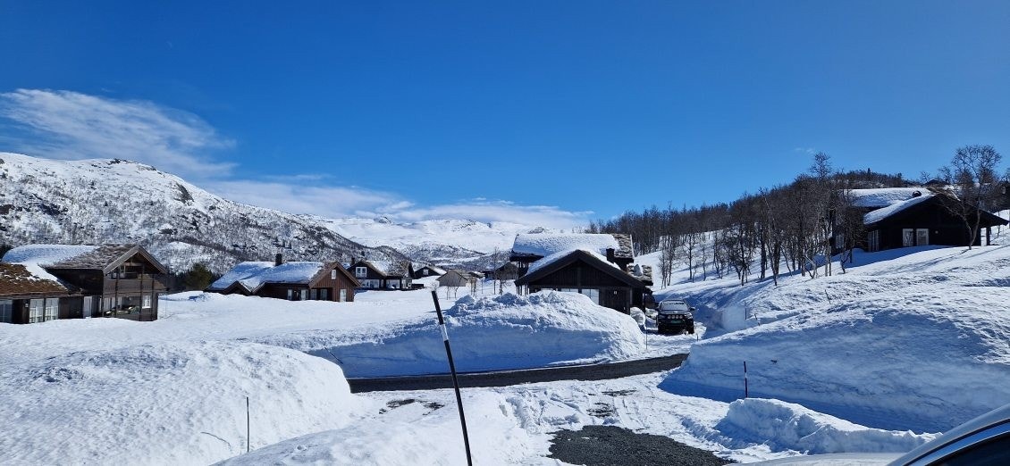 På Heimvegli er det snøsikkert og godt brøytet til alle tider. Du melder fra om ankomst og hvor lenge du skal være der via appen Hyttetjenester. Når eiendommen er ferdig brøytet, får du en melding direkte i appen. ( Privat foto) Galleribilde