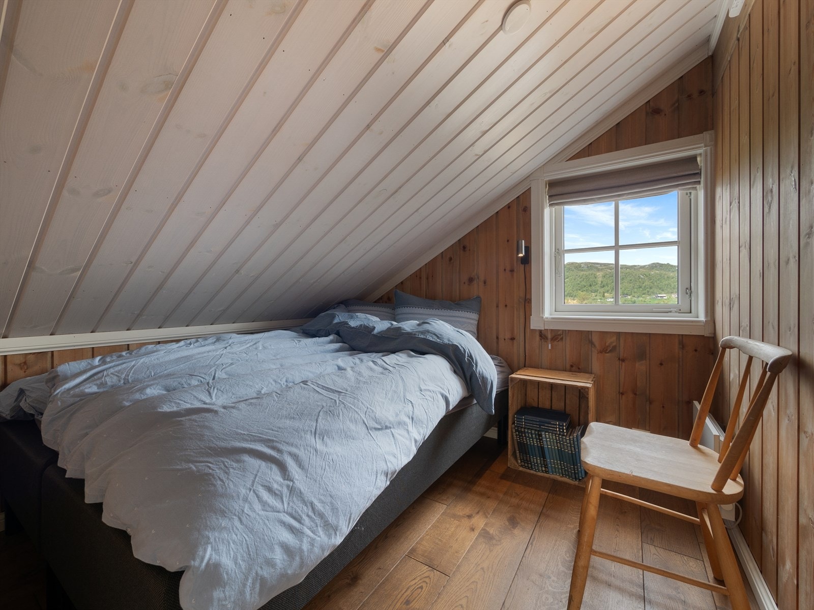 Soverommene er godt utnyttet, med plass til dobbeltseng og enkel garderobeløsning. Galleribilde