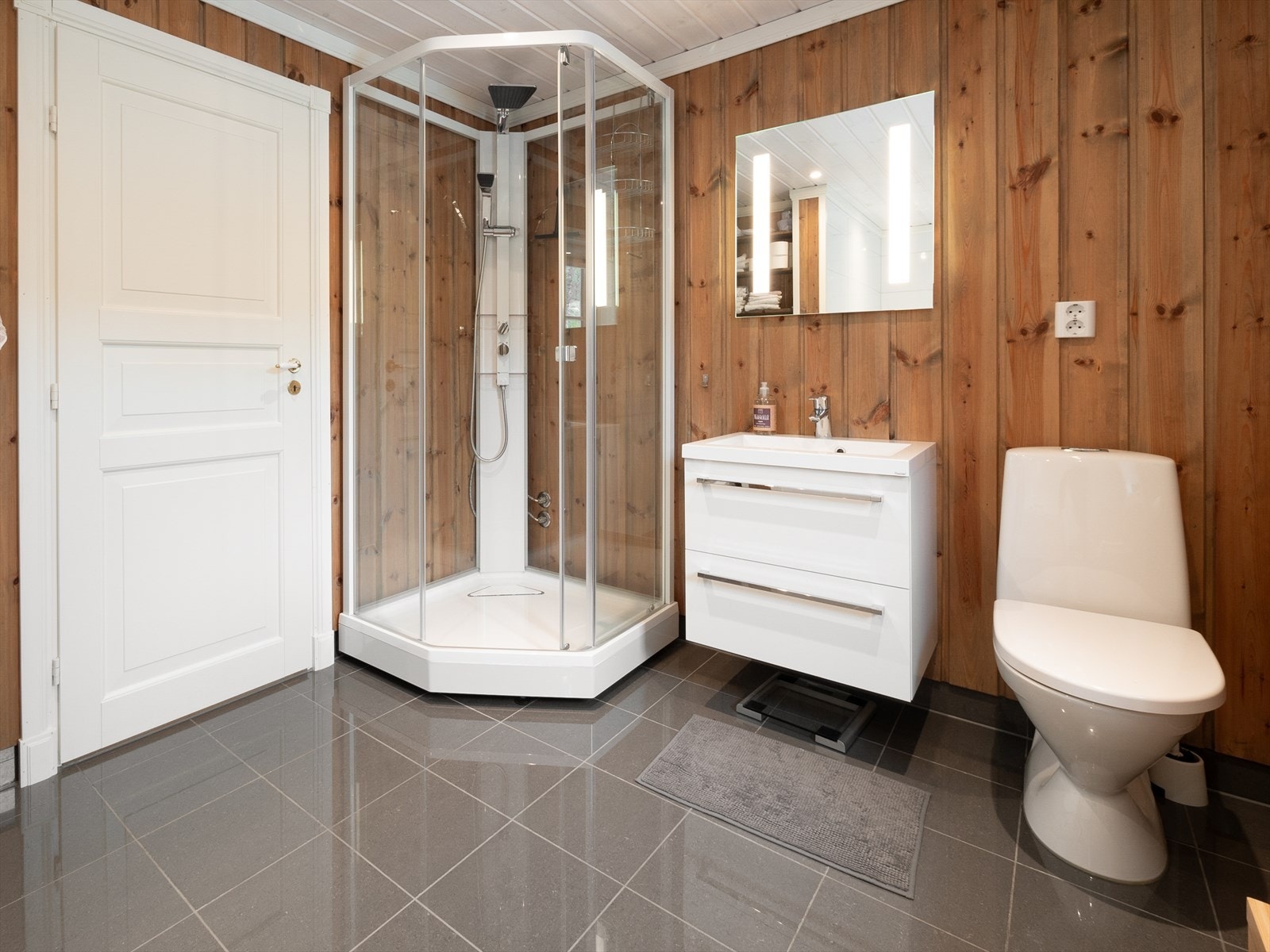 Stort og innbydende bad med spa-følelse! Her finner du dusjkabinett, boblebad og varmekabler i gulvet for ekstra komfort. Galleribilde