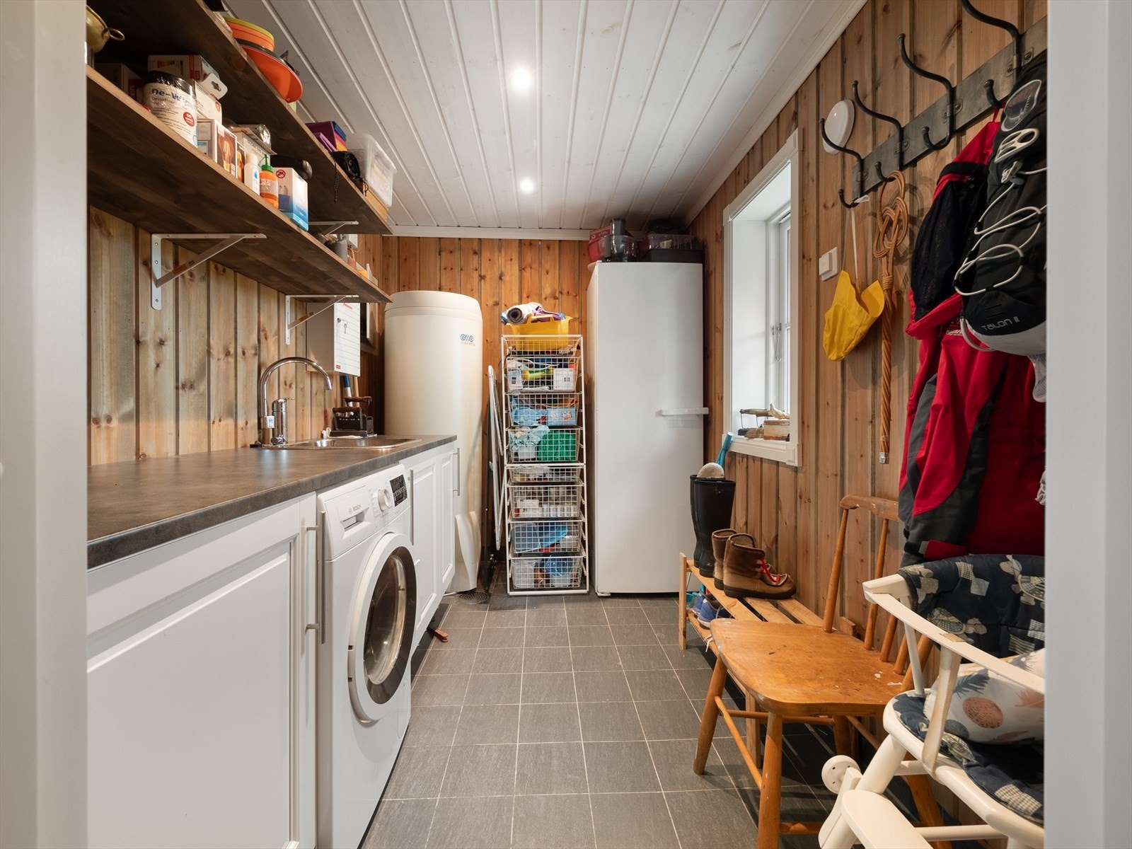 Vaskerommet ligger praktisk til ved inngangspartiet, noe som er veldig praktisk når du kommer inn fra tur med våte klær. Galleribilde