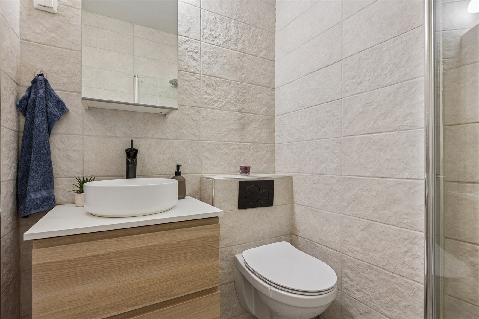 Sentralt avtrekk med tilluft fra tilstøtende rom. Sanitærutstyr: Vegghengt toalett, Innredning med servant, Dusjnisje med dusjgarnityr på vegg. Galleribilde