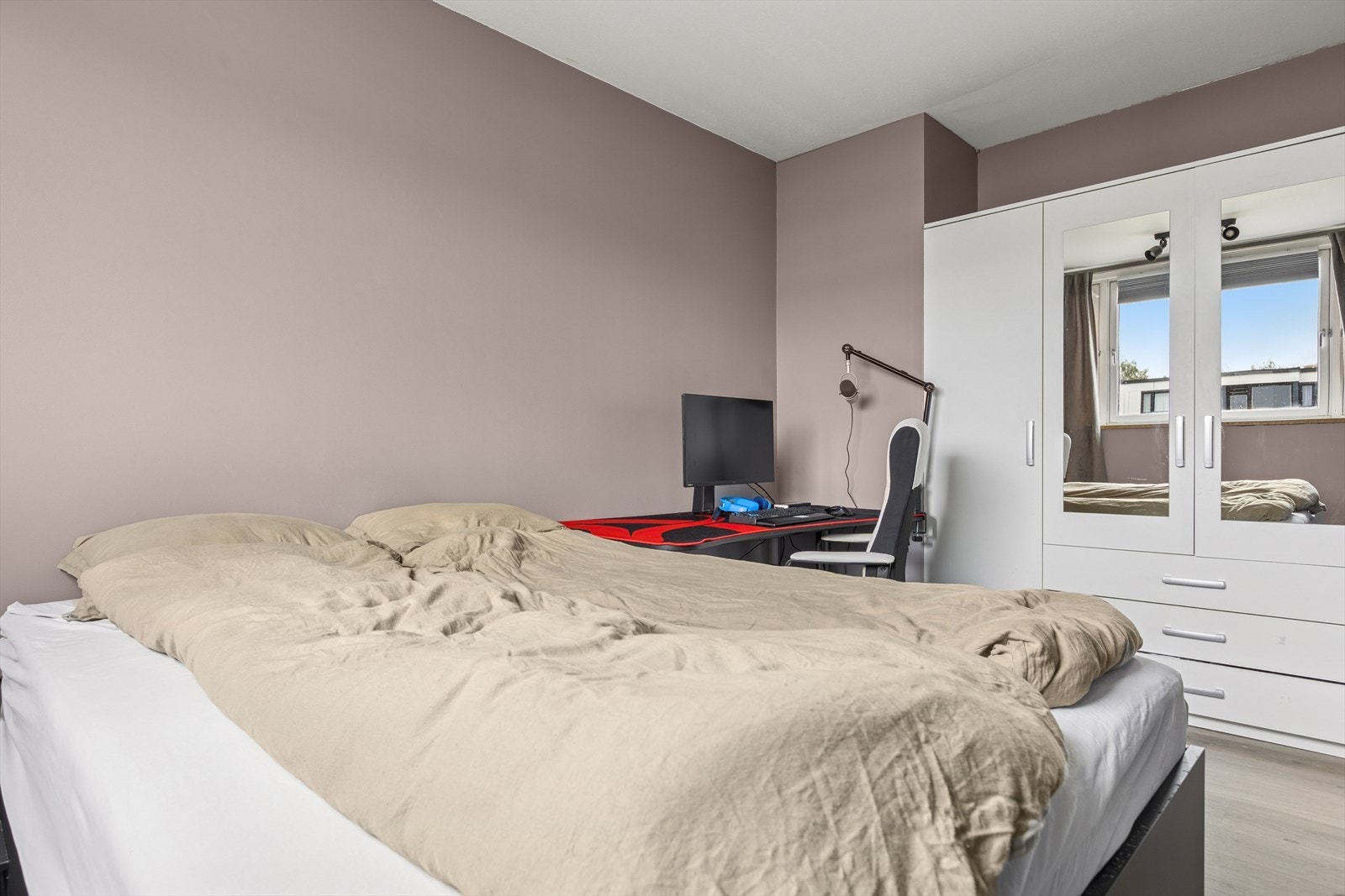 Det er oppbevaringsplass i medfølgende garderobeskap. Galleribilde