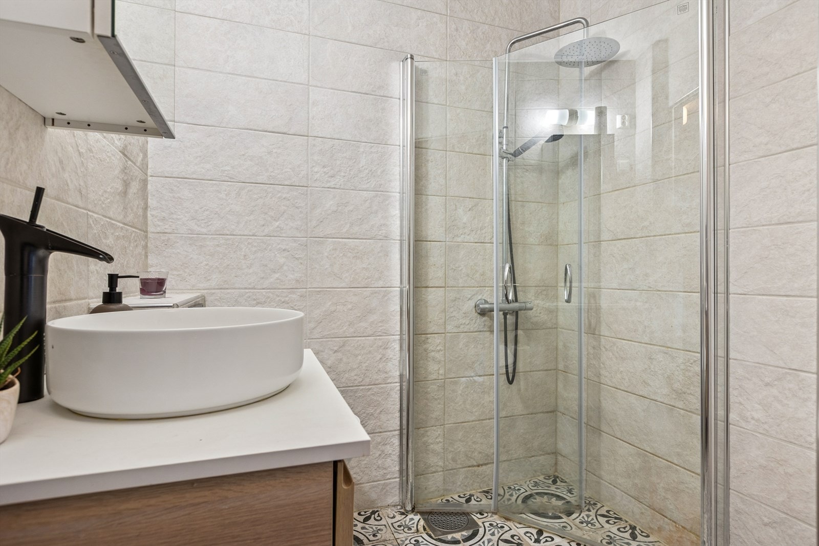 Delikat og flislagt baderom. Galleribilde