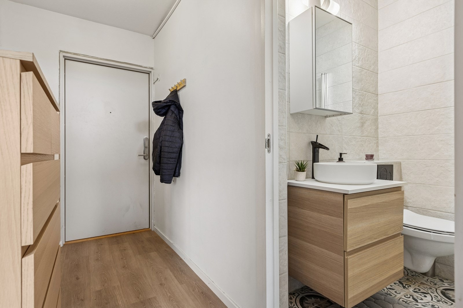 I entreen er det plass til å henge fra seg yttertøy. Galleribilde