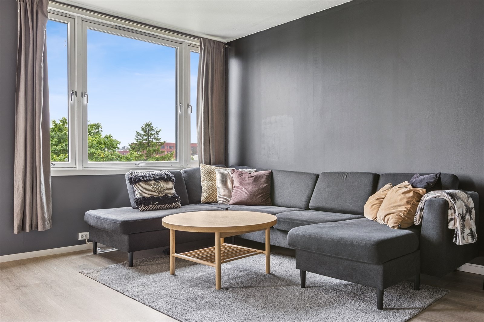 Innbydende stue med gode møbleringsmuligheter. Galleribilde