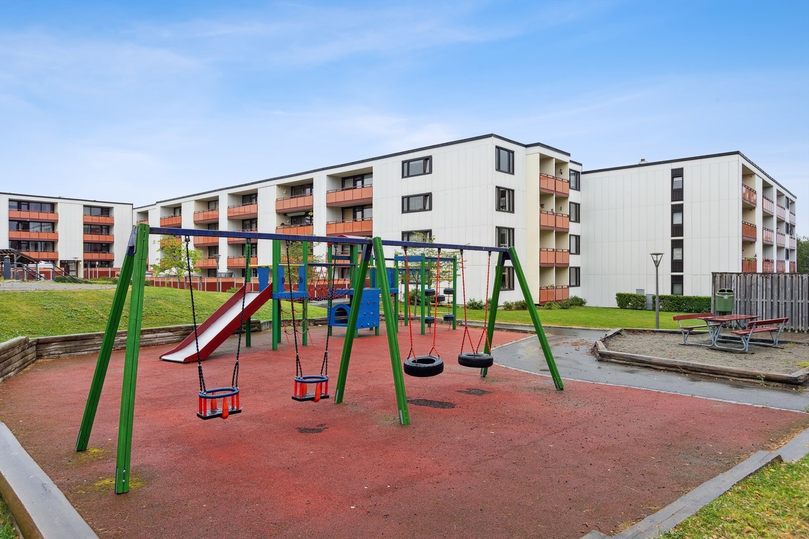 Flotte fellesarealer med lekeplass. Galleribilde