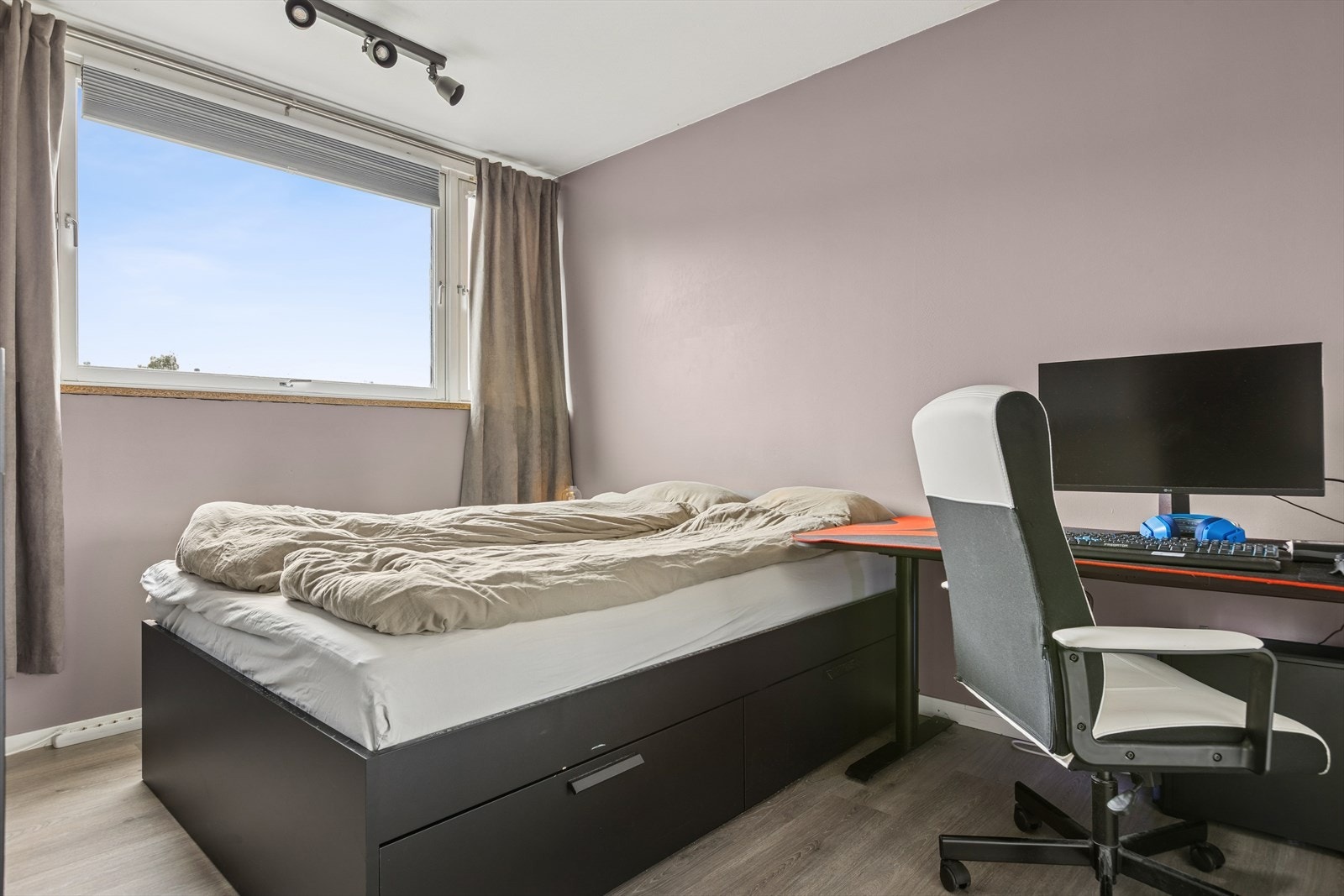 Leiligheten har et romslig og usjenert soverom med god plass til stor seng. Galleribilde