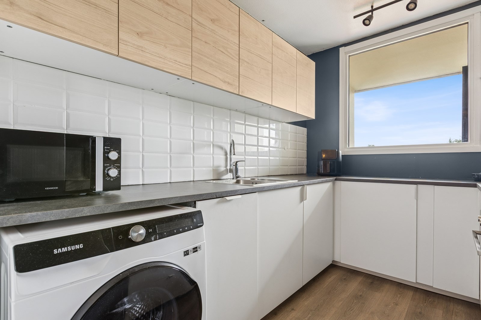 Integrerte hvitevarer: Oppvaskmaskin, platetopp, stekeovn og ventilator Galleribilde