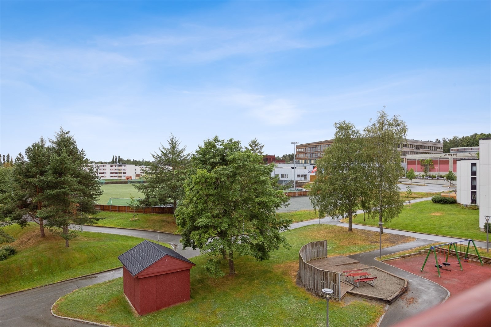 Fra leiligheten er det fin utsikt over grøntarealene i borettslaget. Galleribilde