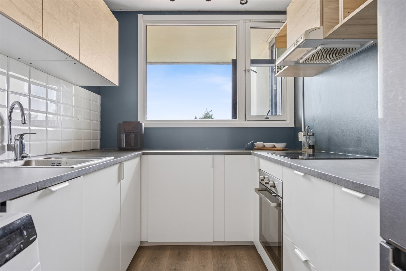 Adskilt kjøkkenløsning med god skap- og benkeplass. Galleribilde