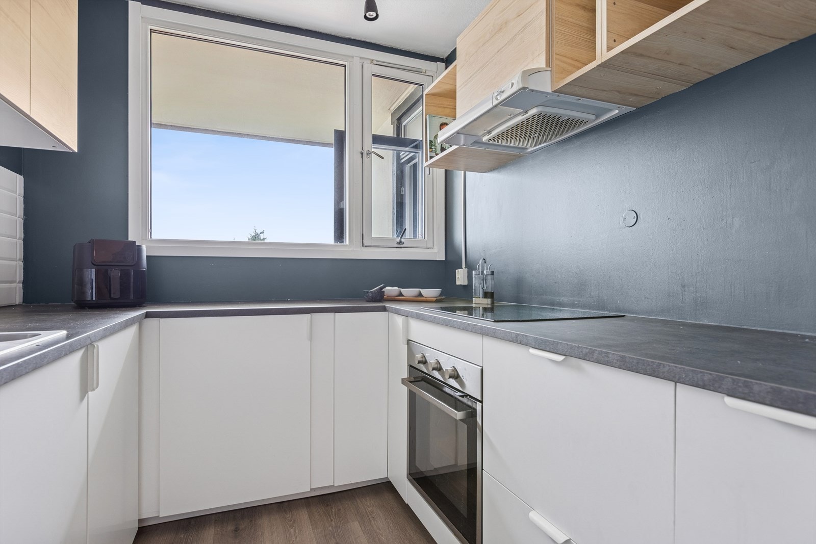 Flott kjøkken med integrerte hvitevarer. Folierte skrog med slette fronter og laminert benkeplate. Sentralt ventilasjonsaggregat Galleribilde